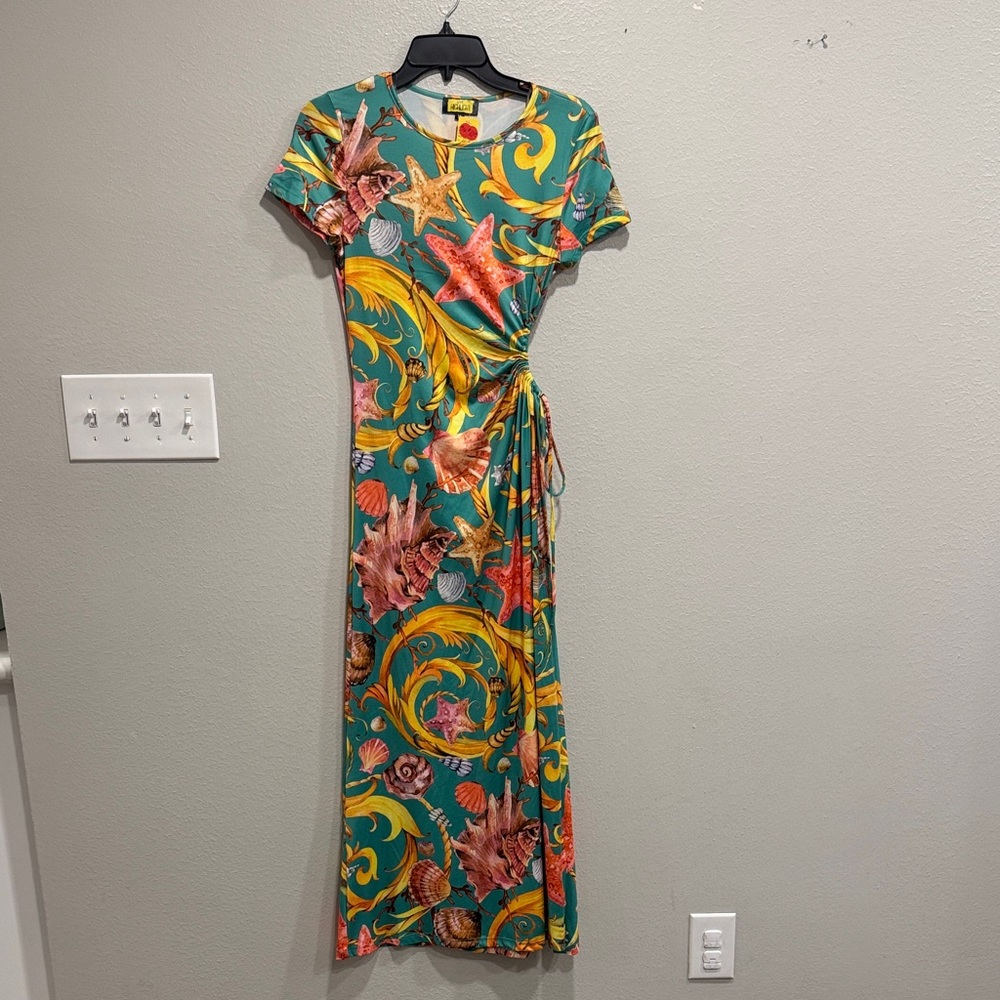 Elegant Green and Gold Maxi Dress with Starfish Pattern